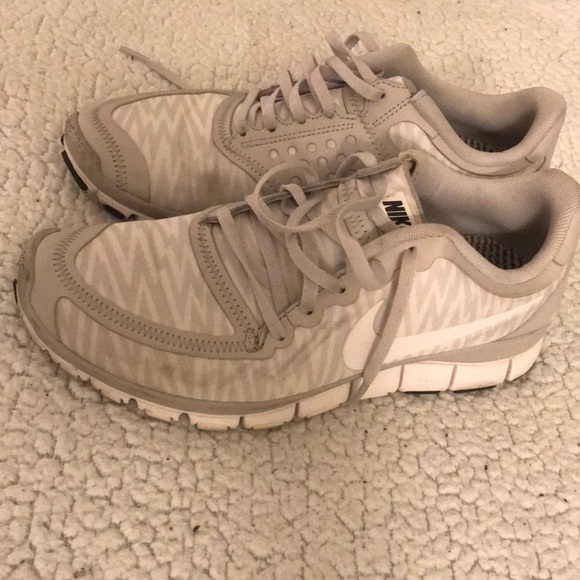 ✨White Nike Sneakers - Picture 2 of 4